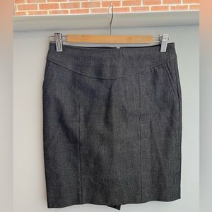 Stretch pencil skirt with fine herringbone texture and pockets